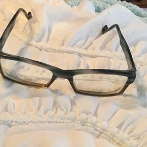 Anne et Valentin Grn, blue, & white glasses